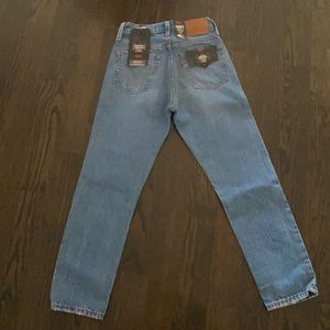 Cropped medium wash high rise Levi’s size 23